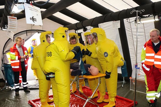 Hans-Peter Trilling (rechts), Ärztlicher Leiter Rettungsdienst, begutachtete im Dekon-Zelt jeden Handgriff der Übungsteilnehmer kritisch. FOTO: MICHAEL MENKE
