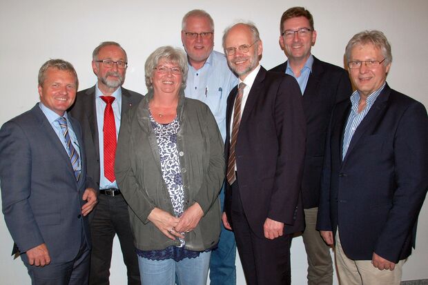 Aufsichtsrat und Vorstand informierten die Delegierten der Caritas-Konferenzen im Kreis Soest über Entwicklungsprozesse und neue Projekte (von links): Wirtschafts- und Finanzvorstand Lutz Gmel, Sozialvorstand Thomas Becker, Heike Saal, Lutz Langschmidt, Aufsichtsratsvorsitzender Andreas Neukirch und sein Stellvertreter Dr. Thomas Hamm sowie Ferdinand Kauerz von Lackum FOTO: CARITAS