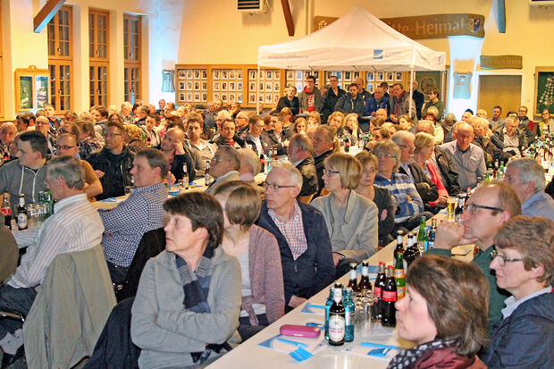 Rund 300 Zuhörer verfolgten die Informationsveranstaltung der Firma "Deutsche Glasfaser" in der Gemeindehalle in Echthausen. FOTO: ANDREAS DUNKER