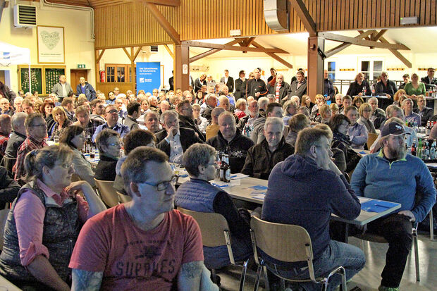 Rund 300 Zuhörer verfolgten die Informationsveranstaltung der Firma "Deutsche Glasfaser" in der Gemeindehalle in Echthausen. FOTO: ANDREAS DUNKER