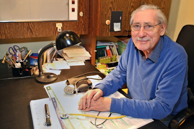 Dr. med. Gerhard Th. Höhmann (78) ist der älteste noch praktizierende Hausarzt in Wickede. Er sagt: „Ich will noch ein paar Jahre in reduzierter Form arbeiten – ohne Not- und Wochenenddienste. Es wird vermutlich keinen Nachfolger für mich geben. Ich habe mich aber auch noch nicht darum bemüht.“ FOTO: ANDREAS DUNKER