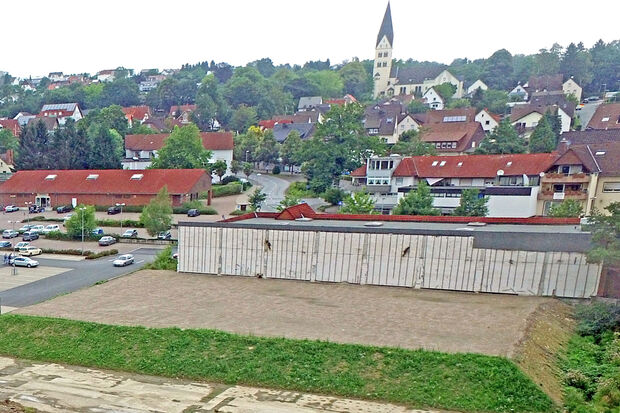 Der Bauplatz für den neuen großen EDEKA-Markt wurde bereits mit Boden angefüllt und planiert. ARCHIVFOTO: ANDREAS DUNKER