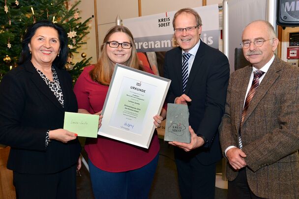 Ende 2016 überreichte Landrätin Eva Irrgang (l.) den Ehrenamtspreis 2016 des Kreises Soest an Larissa Jacobs (2. v. l.) aus Wickede (Ruhr). Jetzt ist Jacobs auch für den Publikumspreis des Deutschen Engagementpreises nominiert. Den Glückwünschen schlossen sich damals Bürgermeister Dr. Martin Michalzik und Prof. Dr. med. Helmut Kogel, Präsident des Rotary Club Erwitte-Hellweg, an. FOTO: THOMAS WEINSTOCK / KREIS SOEST