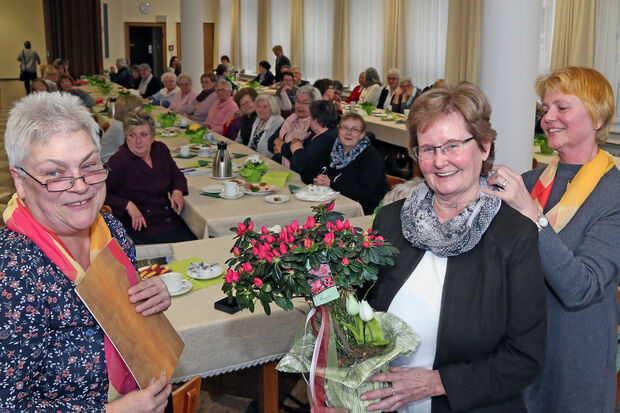 Rita Lange (Mitte) wurde mit dem "Ehrenzeichen in Gold" der Katholischen Frauengemeinschaft Deutschlands (KFD) geehrt. Die Auszeichnung überreichten die Wickeder KFD-Vorsitzende Sabine Hornkamp (links) und die geistliche Begleiterin Verena Hahn (rechts). FOTO: ANDREAS DUNKER