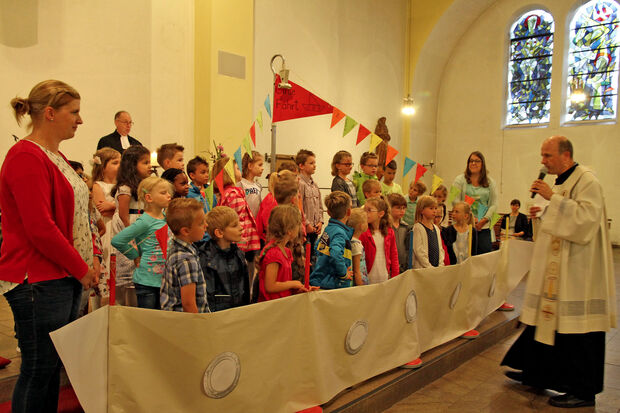 Ökumenischer Einschulungsgottesdienst der Engelhard-Grundschule in der katholischen St.-Antonius-Kirche gegenüber ARCHIVFOTO: ANDREAS DUNKER