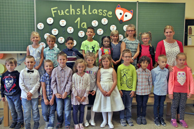 Die neue Klasse 1a der Engelhard-Grundschule mit Klassenlehrerin Julia Werft FOTO: CARINA WESTERWELLE
