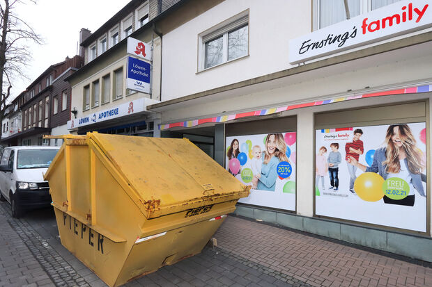 Die Wickeder Filiale des Coesfelder Textileinzelhändlers "Ernsting's family" an der Kirchstraße soll nach umfangreicher Renovierung voraussichtlich Mitte Februar diesen Jahres wieder eröffnet werden. Aktuell sind Bauhandwerker in dem Ladenlokal tätig. Davor steht ein großer Müllcontainer. FOTO: ANDREAS DUNKER