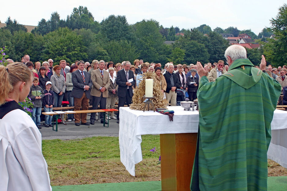 Katholischer Erntedank-Gottesdienst mit dem Werler Franziskaner-Pater Reinhard Kellerhoff auf einem Feld des Bauern Neuhaus an der Wickeder Straße in Wiehagen ARCHIVFOTO: ANDREAS DUNKER
