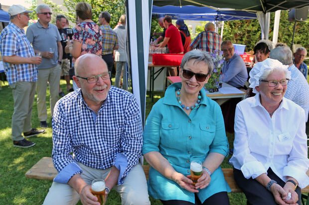Ein kühles Bier und ein schattiges Plätzchen im Pfarrgarten waren angesichts des heißen Sonntags beim evangelischen Gemeindefest bei vielen Gästen sehr gefragt. FOTO: ANDREAS DUNKER
