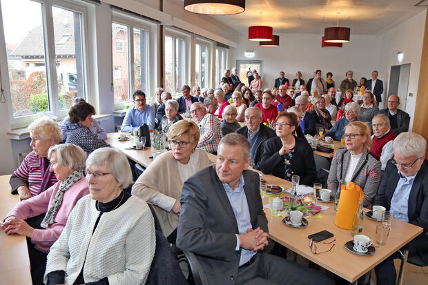 Zu den Besuchern des evangelischen Neujahrs-Empfangs zählten auch etliche Katholiken aus der Ruhrgemeinde. Mit dabei auch Dr. Martin Kurpjoweit, Delia Heck und Ellinor Schilling vom Förderverein der evangelischen Kirche. FOTO: ANDREAS DUNKER