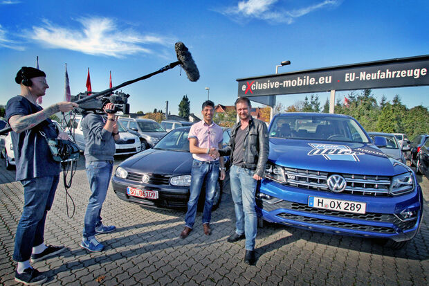 Automobil-Verkäufer Ramazan Akcay (46, Kamen) zusammen mit Fernseh-Moderator Det Müller  (rechts) bei Dreharbeiten für die RTL-II-Dokusoap „Mein neuer Alter“ auf dem Gelände des Wickeder Autohauses „exclusive-mobile.eu“. FOTO: ANDREAS DUNKER