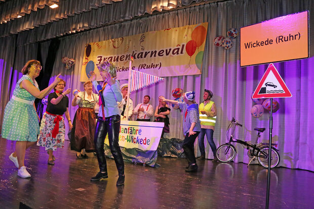 Bürgermeister Dr. Martin Michalzik (gespielt von Andrea Teutenberg in langer Lederhose) musste sich die Kritik der Bürger zur gesperrten Ruhrbrücke anhören. FOTO: ANDREAS DUNKER