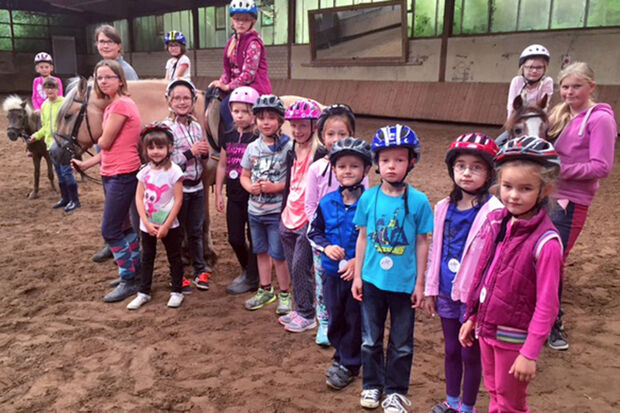 Kinder während der kommunalen Ferienspaß-Aktion auf dem Reiterhof Arndt an der Wickeder Straße in Wiehagen ARCHIVFOTO: ANDREAS DUNKER