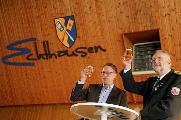Die Festredner (von links): Christian Donner aus Voßwinkel und Gerhard Schulte aus Wimbern bei ihrem Dialog passend zur Textzeile aus dem Musikvideo „Schützenjung“: „Glaube, Sitte, Heimat! Na, dann: ,Prost!‘“. FOTO: ANDREAS DUNKER
