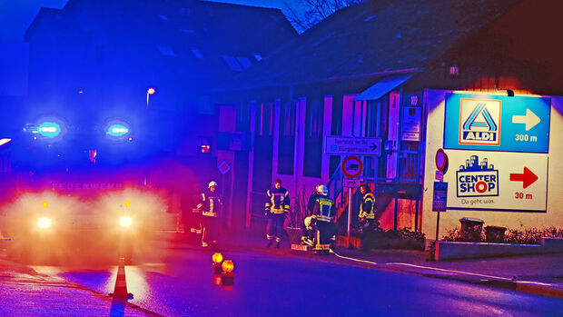 Auf dem Gelände des Center-Shops brannte Unrat, den die Feuerwehr schnell löschte, damit der Brand nicht auf ein angrenzendes Geschäfts- und Wohnhaus übergehen konnte. FOTO: ANDREAS DUNKER