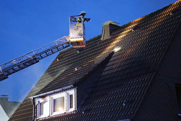 Suche nach versteckten Glutnestern FOTO: ANDREAS DUNKER