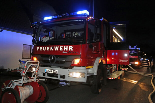 Die Feuerwehr war mit zahlreichen Fahrzeugen und rund 50 ehrenamtlichen Helfern in der Hatzfeldstraße im Einsatz. FOTO: ANDREAS DUNKER