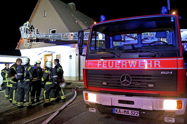 Der große Drehleiterwagen erwies sich als nützliches Hilfsmittel für die weitere Sichtkontrolle. FOTO: ANDREAS DUNKER