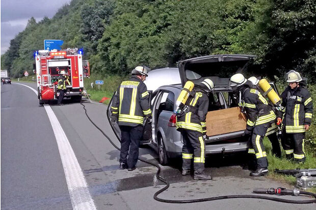 Bei einem Pkw waren eingebaute Zusatzbatterien in Brand geraten. FOTO: FEUERWEHR ARNSBERG