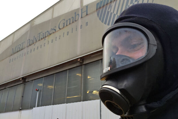 In die Produktionshalle ging es anfangs nur mit Atemschutzmaske. FOTO: ANDREAS DUNKER