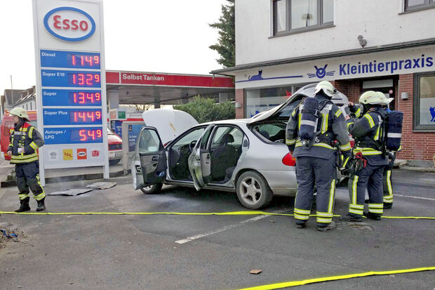 Feuerwehrleute an dem in Brand geratenen Pkw FOTO: MARKUS THURAU