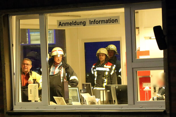 Die Feuerwehr am Eingang zu Wissner-Bosserhoff FOTO: ANDREAS DUNKER