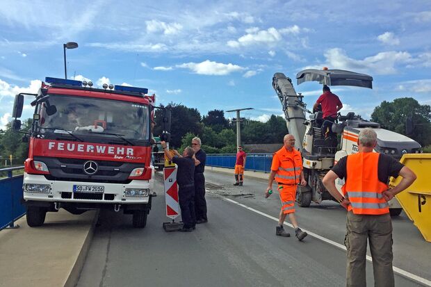 Die Rettungsgasse auf der Ruhrbrücke ist nur für den Notfall und für Einsatzfahrzeuge von Feuerwehr, Polizei und Rettungsdienst gedacht. ARCHIVFOTO: CARINA WESTERWELLE