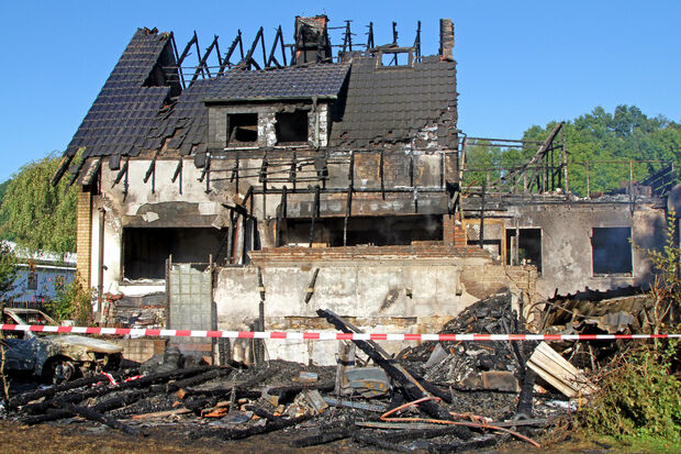 Das abgebrannte Haus der Familie Boss direkt nach dem Brand ARCHIVFOTO: ANDREAS DUNKER