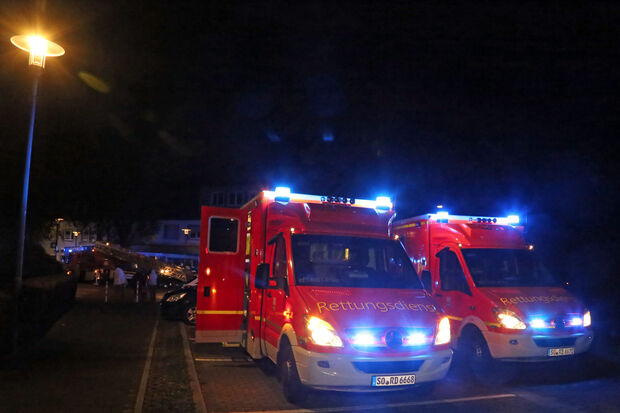 Notarzt und Rettungsdienst waren mit drei Einsatzfahrzeugen vor Ort. FOTO: ANDREAS DUNKER