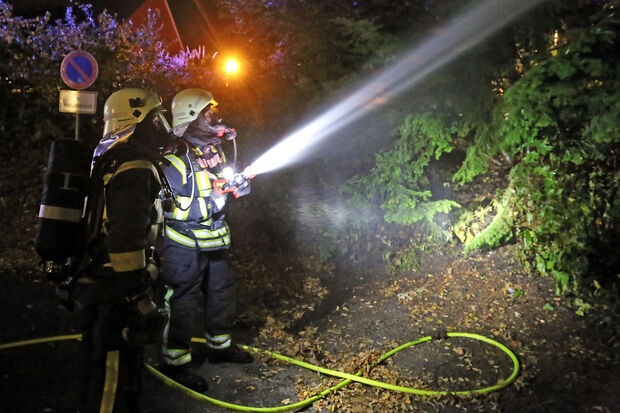 Löscharbeiten an der Böschung zwischen Friedhofstraße und Salmke FOTO: ANDREAS DUNKER