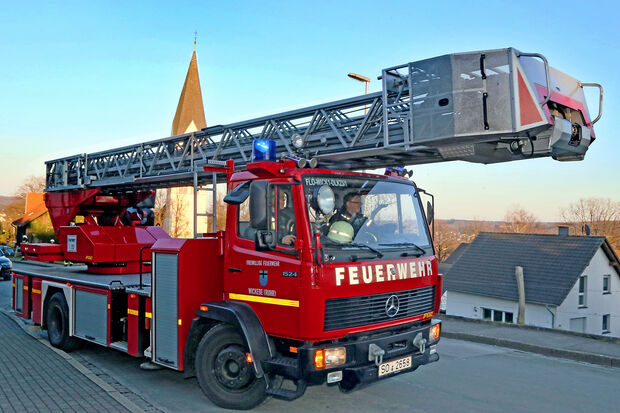 Der rund 20 Jahre alte Drehleiterwagen der Freiwilligen Feuerwehr der Gemeinde Wickede (Ruhr) ist defekt und reparaturanfällig. Deshalb soll ein neues Fahrzeug angeschafft werden. ARCHIVFOTO: ANDREAS DUNKER