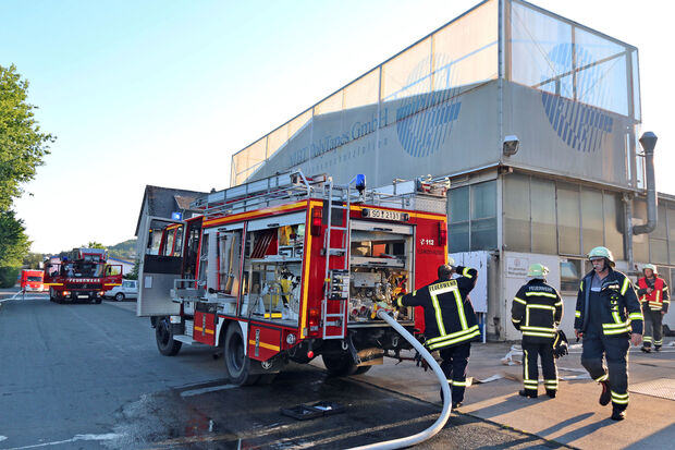 Die Feuerwehr war mit zwei Löschfahrzeugen, Drehleiter und Kommandowagen vor Ort. Zudem war ein Rettungstransportwagen (RTW) des Kreises Soest sowie ein Streifenwagen der Polizei mit an der Einsatzstelle. FOTO: ANDREAS DUNKER