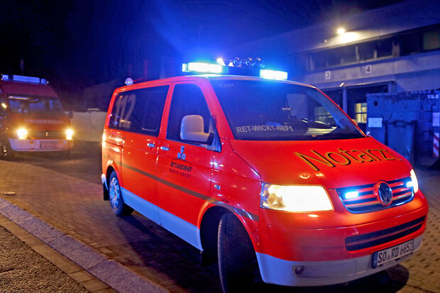 Nach einem Betriebsunfall in einem Industriebetrieb im Gewerbegebiet Westerhaar in Wickede musste ein Notarzt die Brandverletzungen eines 26-jährigen Mitarbeiteres aus Werl versorgen, der anschließend durch den Rettungsdienst in die Unfallklinik Dortmund-Nord transportiert wurde. FOTO: ANDREAS DUNKER