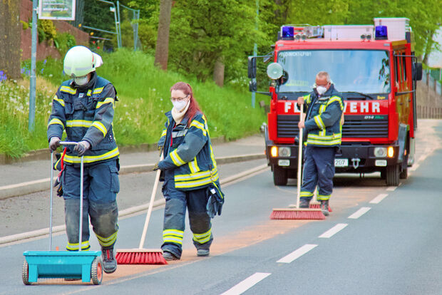 Abstreuen der Ölspur auf der Kirchstraße FOTO: ANDREAS DUNKER