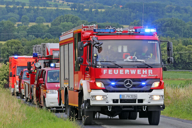 In Bereitschaft: Weitere Feuerwehrfahrzeuge mit Einsatzkräften sowie der Rettungsdienst des Kreises Soest. FOTO: ANDREAS DUNKER