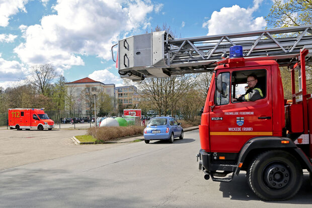 Feuerwehr und Rettungsdienst vor der ZUE FOTO: ANDREAS DUNKER