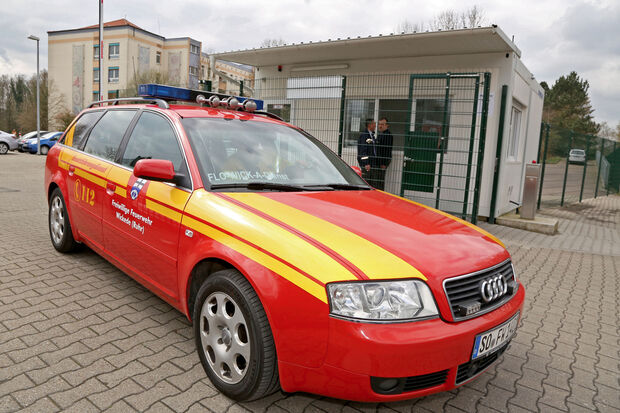 Die Freiwillige Feuerwehr Wickede an der Pforte vor der Zentralen Unterbringungseinrichtung für Flüchtlinge in Wimbern ARCHIVFOTO: ANDREAS DUNKER