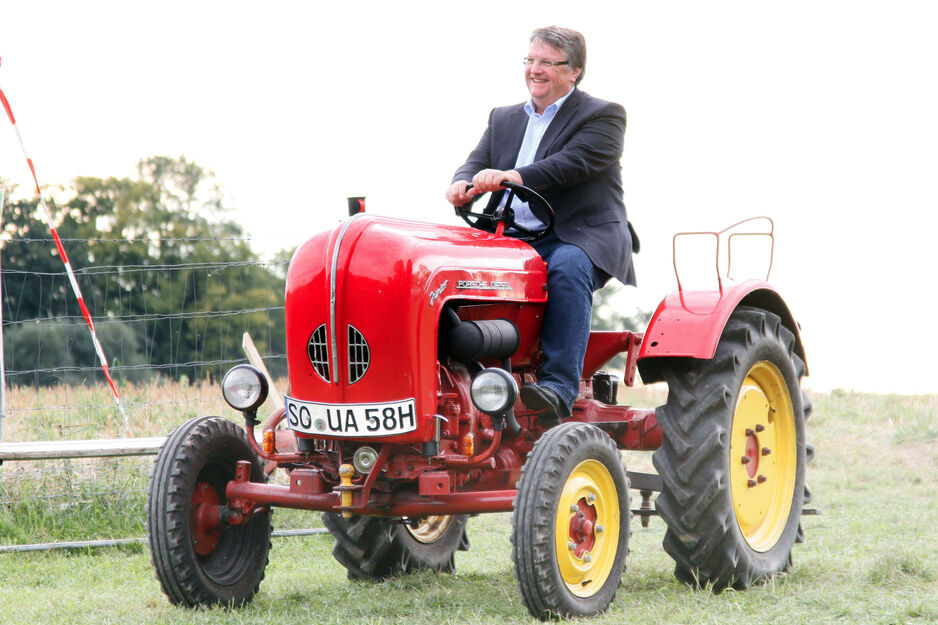 Der langjährige Vorsitzende Alphons Hollmann auf seinem roten Oldtimer-Traktor der Marke Porsche ARCHIVFOTO: ANDREAS DUNKER