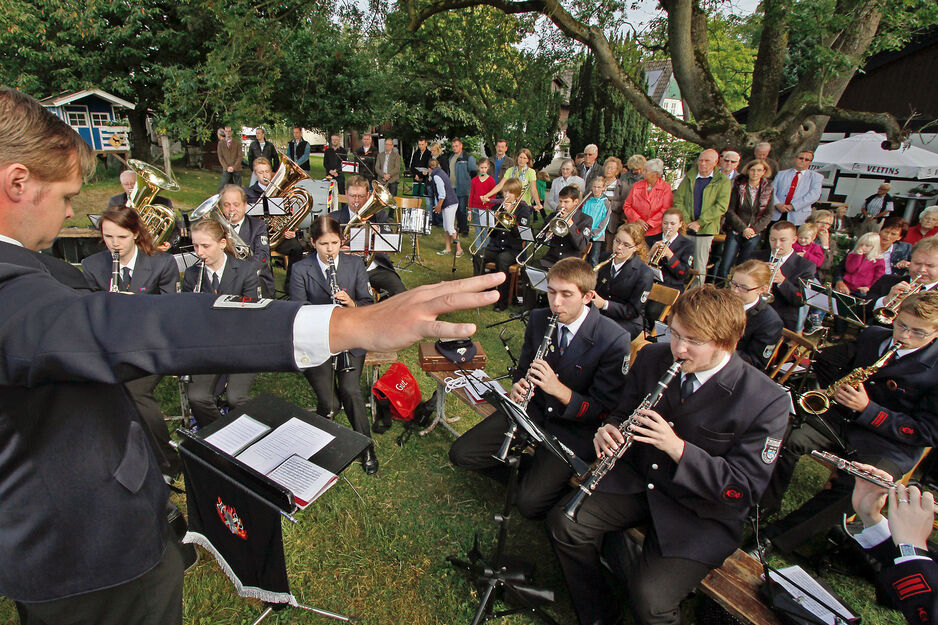 Der Feuerwehr-Musikzug spielt beim Gottesdienst zum großen Dorffest des Fördervereins Dorf Wiehagen am 2. September 2012 auf dem Fischhof Baumüller ARCHIVFOTO: ANDREAS DUNKER