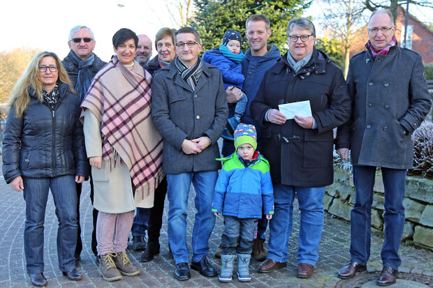 Spendenübergabe des Fördervereins Dorf Wiehagen an die evangelische Kirchengemeinde FOTO: ANDREAS DUNKER