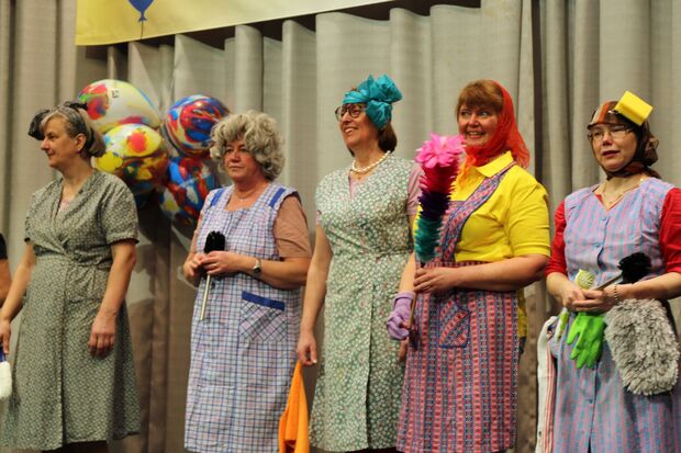 Dr. Martin Michalzik (CDU) musste sich erst einmal die satirisch aufbereitete Kritik der Karnevalisten an der kommunalen Erhöhung der Nutzungskosten für das Bürgerhaus anhören. FOTO: CARINA WESTERWELLE