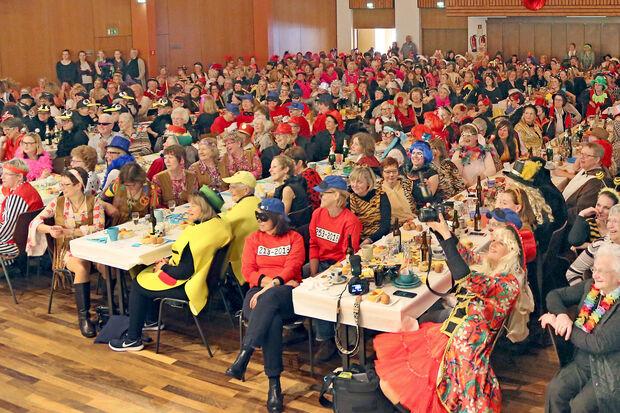 Rund 480 närrische Weiber sorgten im Saal des Bürgerhauses für Stimmung beim Wickeder Frauenkarneval. FOTO: ANDREAS DUNKE