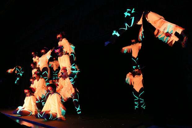 Die Tanz- und Akrobatik-Gruppe "Dansu" des Wickeder Turnvereins mit ihrer Schwarzlicht-Show FOTO: ANDREAS DUNKER