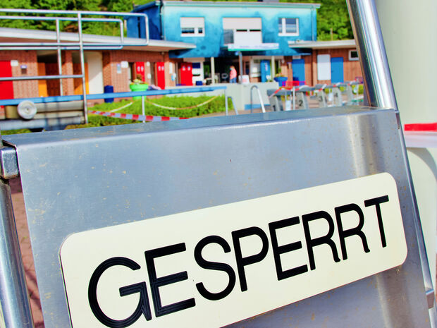 Etliche normale Angebote des kommunalen Freibades bleiben aufgrund der Corona-Virus-Pandemie gesperrt. So beispielsweise das Springen von den Türmen. FOTO: ANDREAS DUNKER