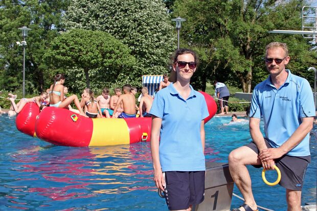 Schwimmmeister Michael Schulte mit der neuen Saisonkraft Leah Wolff aus Ense FOTO: CARINA WESTERWELLE