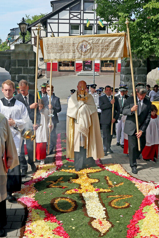 Bei der Fronleichnamsprozession wird die gewandelte Hostie – der „Leib Christi“ – in einer Monstranz durch die Straßen getragen. Der Baldachin – ein Stoffdach – soll das Allerheiligste dabei schützen. ARCHIVFOTO: ANDREAS DUNKER