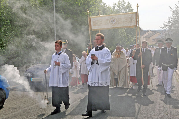 Fronleichnamsprozession: Weihrauch-Wolken auf dem Weg durch Wickede FOTO: ANDREAS DUNKER