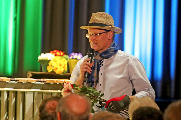 Bürgermeister Dr. Martin Michalzik (CDU) als Gärtner und Moderator FOTO: ANDREAS DUNKER