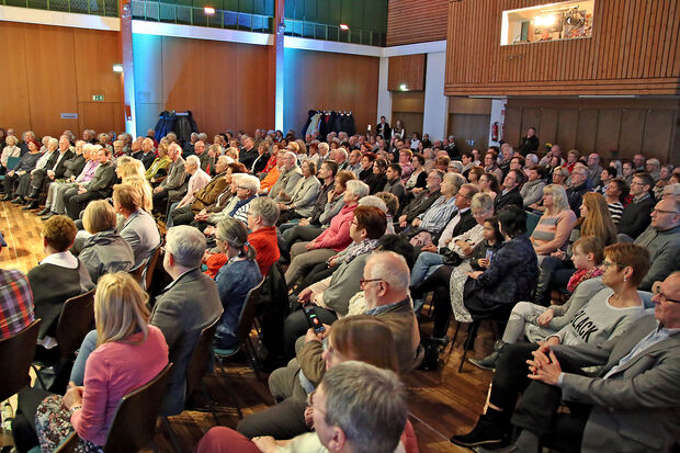 Mehr als 200 Zuhörer verfolgten das Konzert "Melodienstrauß" der Kommune im Bürgerhaus in Wickede. FOTO: ANDREAS DUNKER