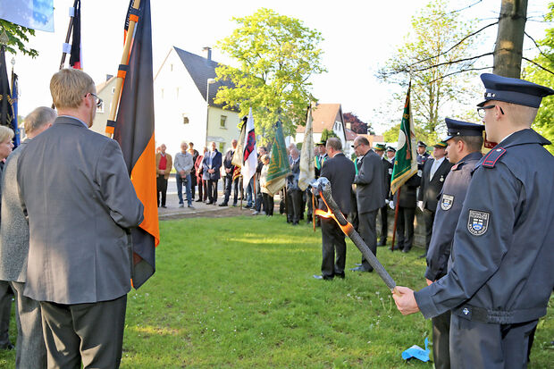 Der evangelische Pfarrer Dr. Christian Klein während seiner Ansprache an die Teilnehmer des Trauermarsches und der Gedenkfeier am Mahnmal zu Ehren der Opfer der Möhnekatastrophe am 17. Mai 1943 FOTO: ANDREAS DUNKER